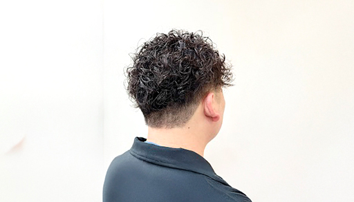 20代・30代メンズ必見！オンオフ万能な「ツイストスパイラルパーマ×フェード」の魅力徹底解説